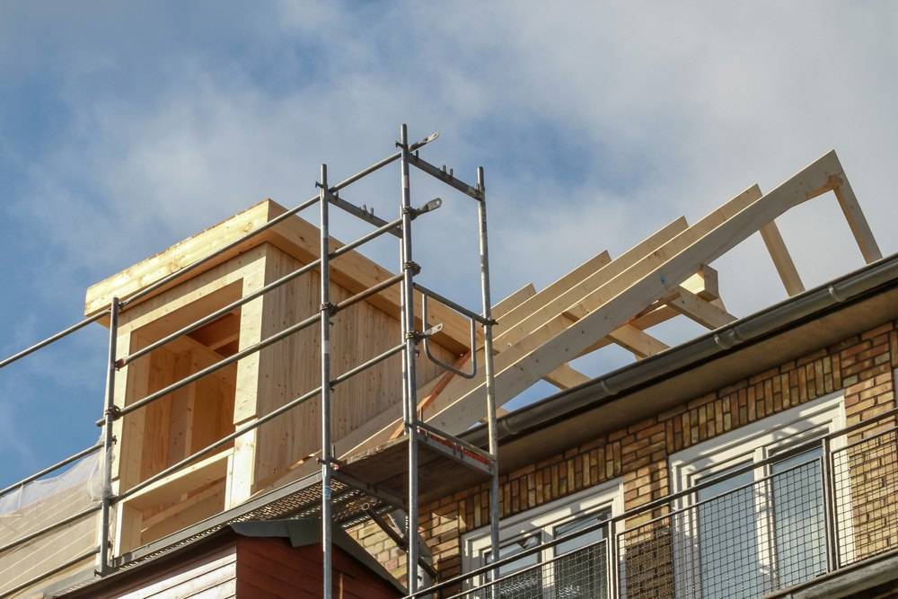 Neue Dachgaube im Rohbau mit Gerüst – energetische Dachaufstockung vom Fachbetrieb.