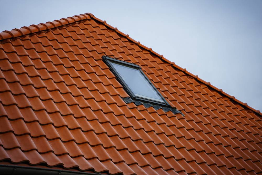 Dachsanierung mit Dachfenster – modernes Ziegeldach für mehr Licht im Dachgeschoss