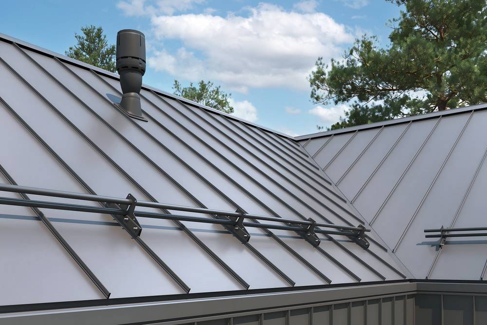 Stehfalz-Metalldach mit Schneeschutz – wartungsarme Dacheindeckung für moderne Wohngebäude